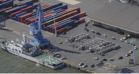 給水支援を行う巡視船「あまぎ」と給水を待つ長蛇の車列