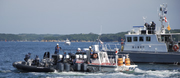 �x�@�Ƃ̌P��