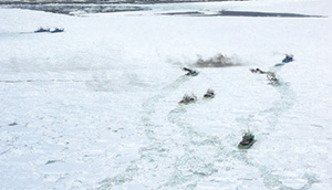 �C���ɐi�H��j�܂ꂽ���D�Q