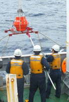 �C��n�k�ϓ��ϑ��̊�n�ǂ𓊓�����l�q