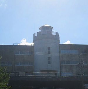 ��������̌`�������ꂽ�������w�Z�̍Z��