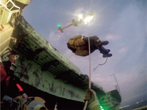 �֐����ۋ�`�A�����ɏՓ˂����^���J�[����̍q��@�ɂ��݂�グ�~��