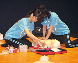 AED�̎戵�P���ɗՂ�STU48�̃����o�[