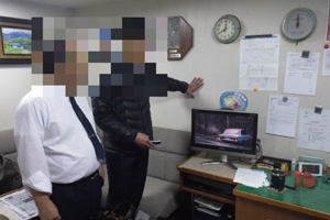 �t�F���[�����ɂăe���r���m�F����l�q