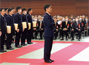 謝辞を述べる卒業生