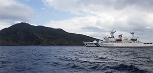 魚釣島警備にあたる巡視船