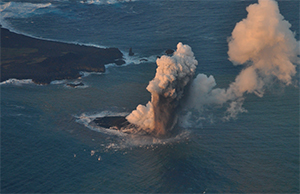 ���V����쓌��500m�̊C�ʂ��畬�΁i����25�N11���j