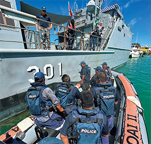 �L���o�X�ɂ����鏬�^�{�[�g�ɂ��ڌ��P��