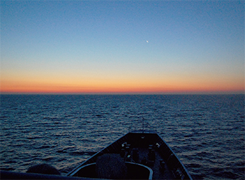 船からの朝焼け