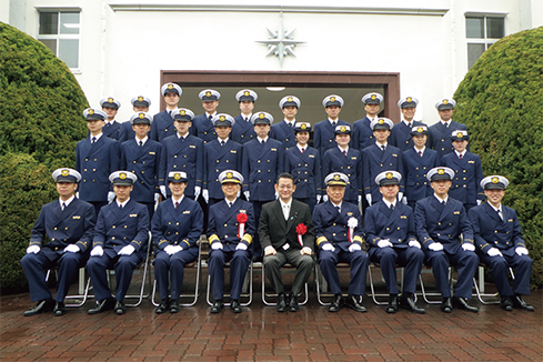 �C��ۈ��w�Z���Ɛ��ƚ��ꍑ�y��ʕ���b�ɂ��L�O�B�e