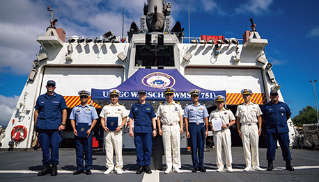 USCG�����D�ɏ�D�������Ĕ�C��ۈ��@�֐E��