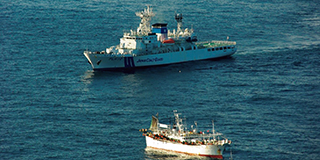 日本漁船付近を警戒中の巡視船