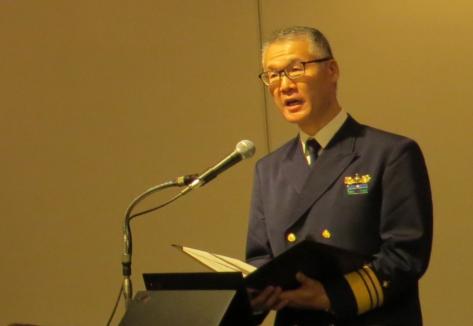 日本ガバナー(海上保安庁総務部白﨑 参事官)による歓迎挨拶 日本ガバナー(海上保安庁総務部白﨑 参事官)による歓迎挨拶