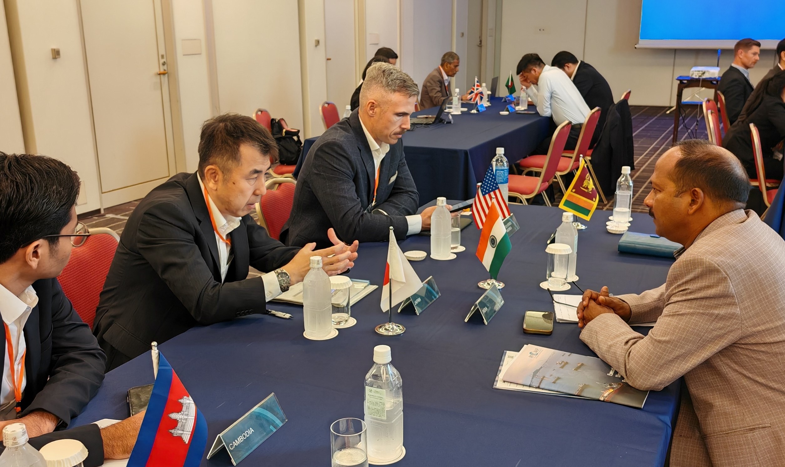 グループディスカッションを行う参加者 グループディスカッションを行う参加者