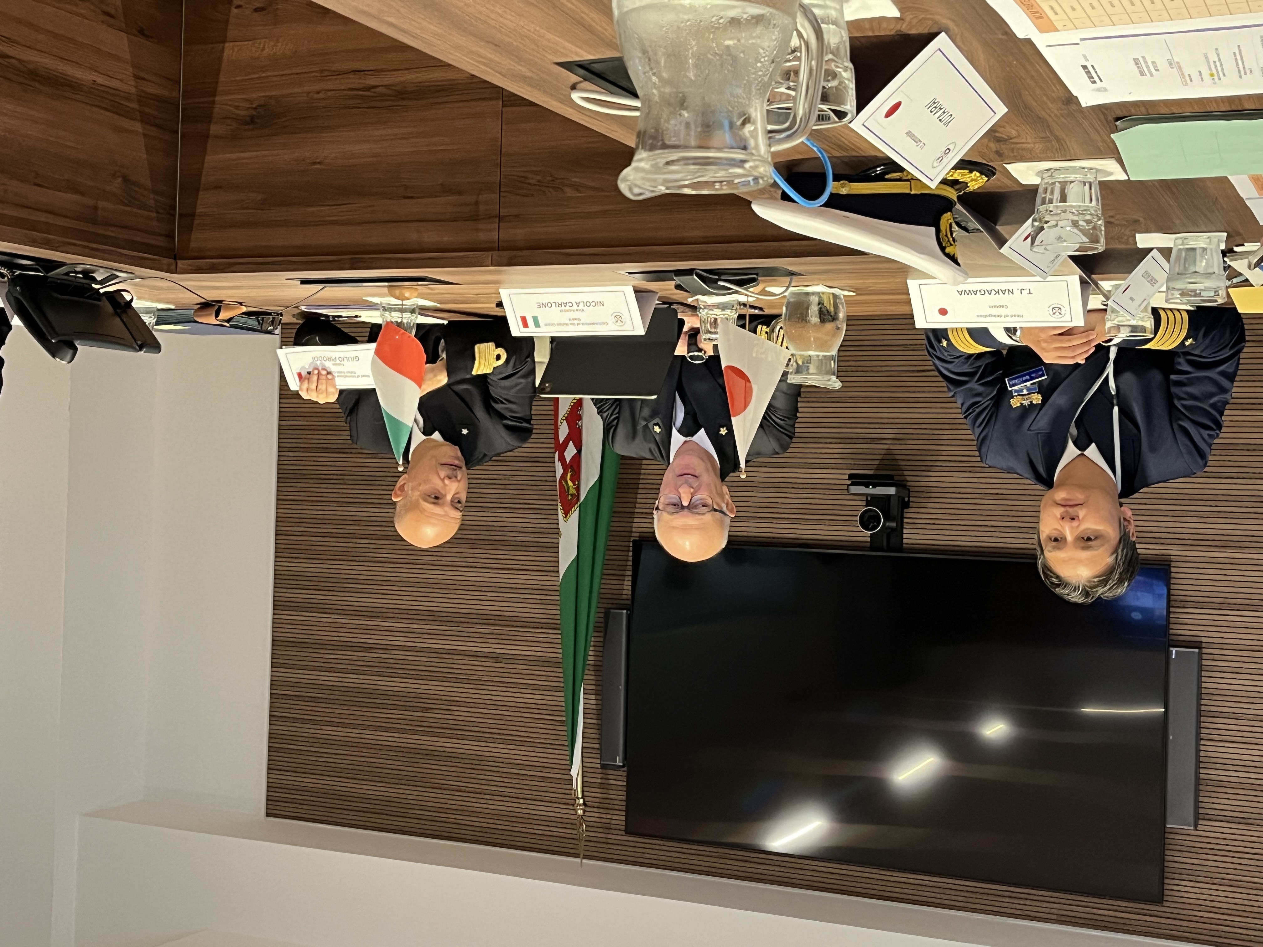 イタリア沿岸警備隊長官(中央)挨拶