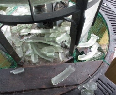 禄剛埼灯台レンズの破損状況