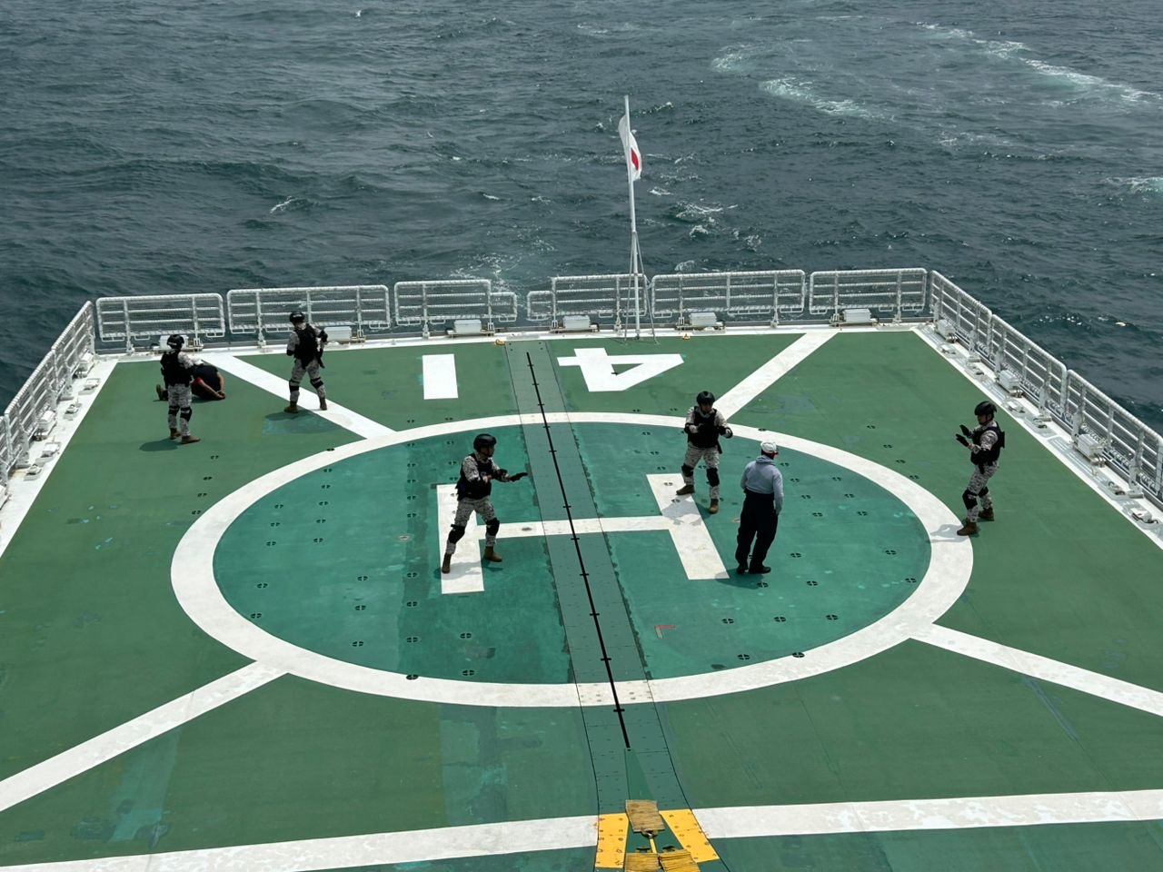 移乗及び制圧訓練の様子 (商船に見立てたみずほの甲板上) 移乗及び制圧訓練の様子 (商船に見立てたみずほの甲板上)