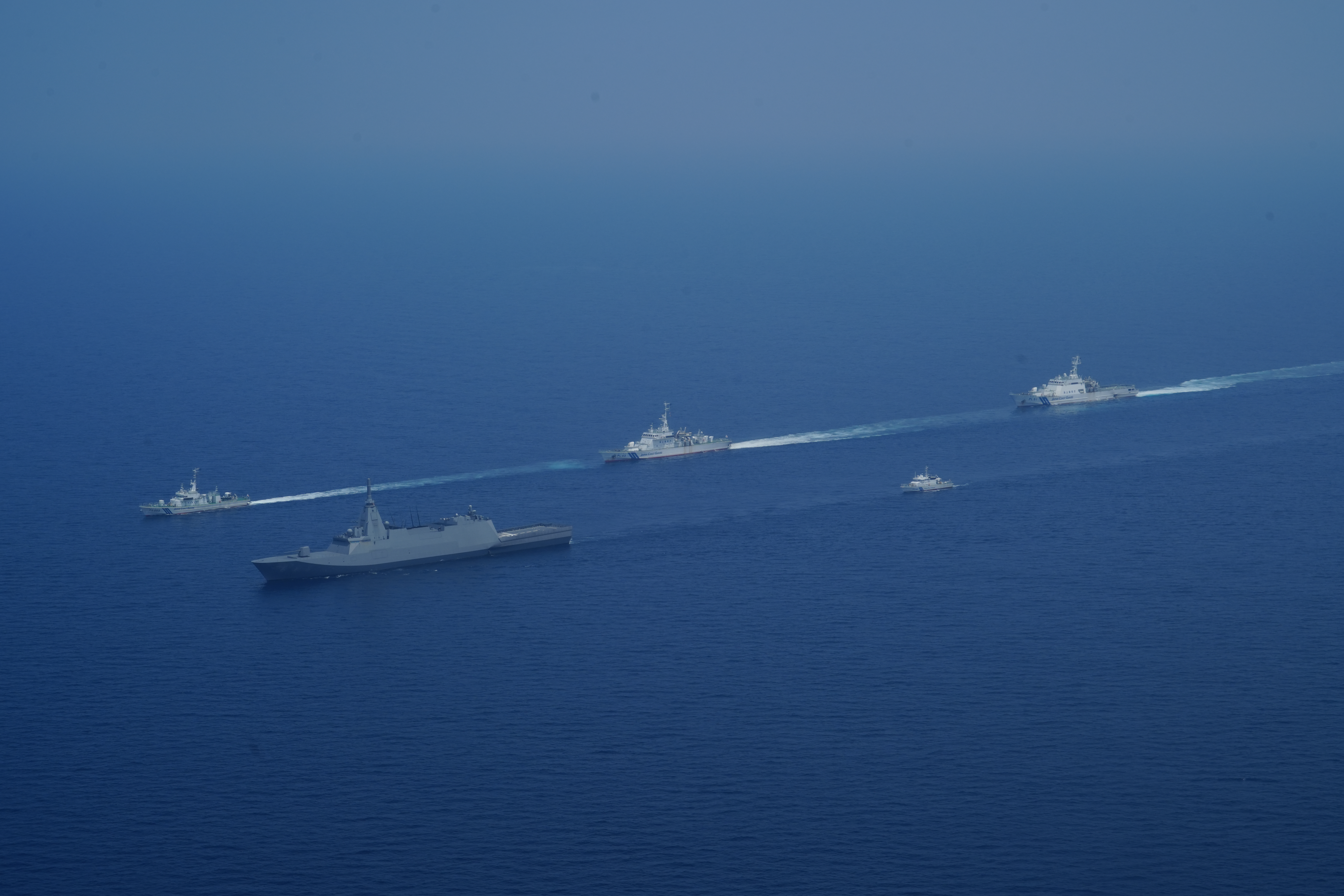 【訓練時の状況】海上保安庁巡視船艇と海上自衛隊護衛艦（MA863撮影）