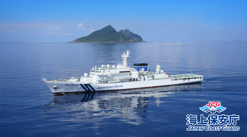 航行する巡視船