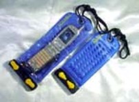 防水パックに携帯電話を格納した状態 