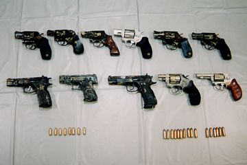 ���e�Ƃ��̒e������ł���ʐ^