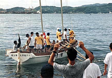 �w�����[���ɏ���Ă���